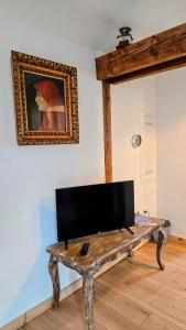 a tv sitting on a wooden table in a room at Ferienwohnungen Otus in Winningen +14 photos