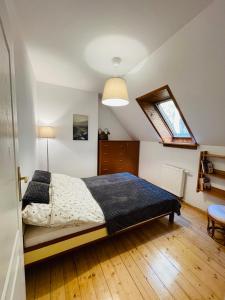 Postel nebo postele na pokoji v ubytování Dom przy lesie Małe Swornegacie
