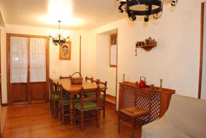 comedor con mesa de madera y sillas en Casa Rural Janet, en Izalzu