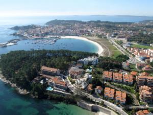 uma vista aérea de uma cidade e de uma praia em Gran Talaso Hotel Sanxenxo em Sanxenxo