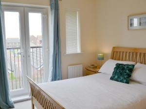 En eller flere senge i et værelse på Sea Breeze