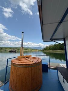 リプトフスキー・ミクラーシュにあるMarský Vlk - zážitkový houseboat a wellnessの船の後ろに置かれた大きな木製の樽