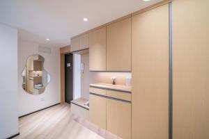 Η κουζίνα ή μικρή κουζίνα στο ZHome-Modern 3 bedrooms apartment - near NanJing Road