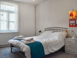 Un pat sau paturi într-o cameră la Paradise Apartment