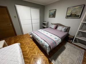 una camera con un letto e una scala di Apartment 59 a Gevgelija