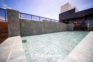 a swimming pool on the roof of a building at Edifício Ancla Del Sol in Cabedelo