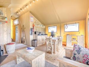Una sala de estar con una mesa y una cocina. en Muntjac - Uk47396, en Bawdeswell