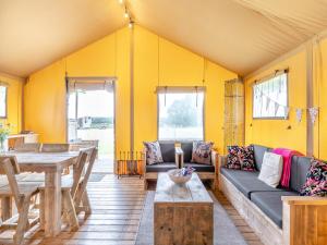 una sala de estar con un sofá y una mesa en Muntjac - Uk47396, en Bawdeswell