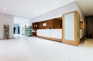Duży pokój z białymi kafelkami i dużymi szklanymi drzwiami w obiekcie Hotel Fontana Plaza w mieście Torrevieja +34 zdjęcia