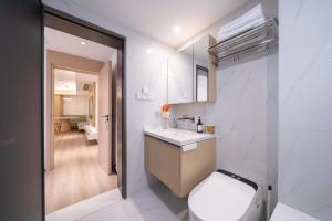 Η κουζίνα ή μικρή κουζίνα στο ZHome-Modern 3 bedrooms apartment - near NanJing Road