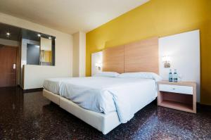 
a hotel room with a bed and a desk at Hotel Fontana Plaza in Torrevieja
