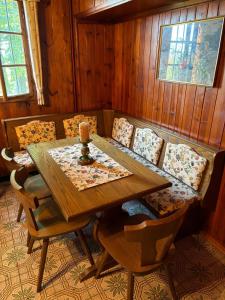 a dining room with a wooden table and chairs at Waldpoesie - Das Wald-Cottage in Benking