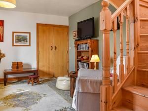 Et tv og/eller underholdning på Honeysuckle Cottage