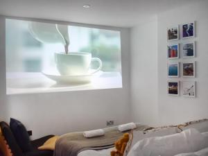 ブライトン＆ホーブにあるWindsor Courtの窓の上にカップと椅子がある部屋 +2枚の写真