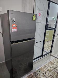Un refrigerador con una pegatina en el frente. en Nur's Homestay 2, en Kuantan