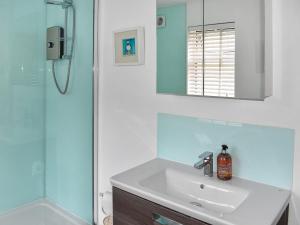 Un baño con lavabo y ducha en Little Fishes, en Ryde 3 fotos más