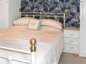 1 dormitorio con 1 cama con papel pintado en blanco y negro en Little Fishes, en Ryde