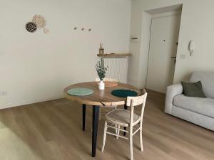 a table and chairs in a living room with a couch at Casa Crova in Nizza Monferrato