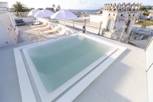 Bazén v ubytování White 1903 - Rooftop Pool & Luxury Rooms nebo v jeho okolí