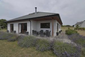 a small white house with a table and chairs at Belle maison familiale de Kerscaven in Penmarcʼh