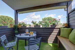Balkoni atau teres di La Campagne Romantique - avec entrée autonome, clim neuve, parking privé & sa piscine ! -