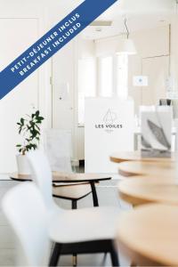 a picture of a room with tables and chairs at Hôtel Les Voiles in Toulon