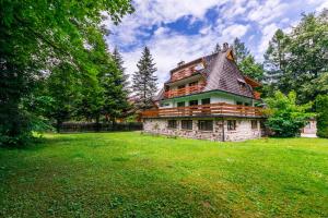 una grande casa in pietra in un campo alberato di Willa Biały Domek - 600m Krupówki a Zakopane