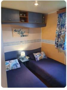 une chambre avec deux lits et un panneau indiquant « start off bounce » dans l'établissement La quinta olac acogedor bungalow independiente, à Pedreira