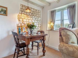 ein Raum mit einem Holztisch und einem Stuhl in der Unterkunft Vine Cottage - Ukc4237 in Great Snoring