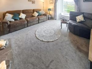 SnitterにあるThe Bungalowのソファとテーブルのあるリビングルーム