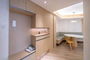 Η κουζίνα ή μικρή κουζίνα στο ZHome-Modern 3 bedrooms apartment - near NanJing Road