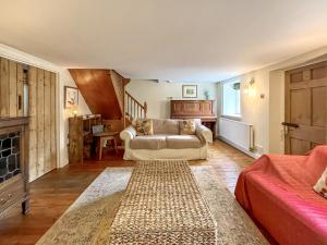 ein Wohnzimmer mit Couch und Kamin in der Unterkunft Gladwyn Cottage in Sutton Benger