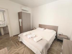 Postel nebo postele na pokoji v ubytování Noah&Chris Apartments