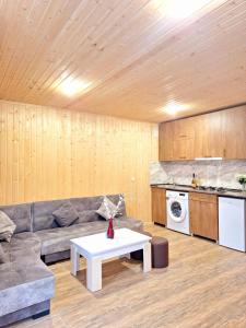 un soggiorno con un divano e un tavolo di Makho's Cottage in Kobuleti a Kobuleti