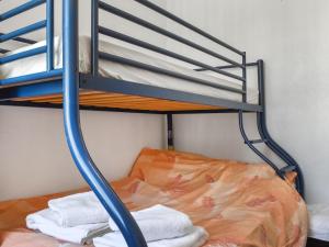 Un pat sau paturi într-o cameră la Paradise Apartment
