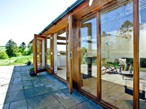 una vista interna de una casa con puertas correderas de cristal en Blackbird Cottage, en Kings Nympton