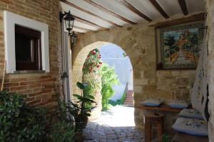 an entrance to a building with an archway at La casetta di Sofi in Petralia Soprana