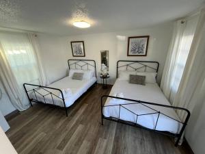 Ένα ή περισσότερα κρεβάτια σε δωμάτιο στο 2q Beds Studio Wshared Pool 12