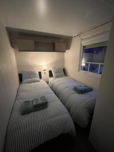 Un pat sau paturi într-o cameră la bungalow de l'escaut