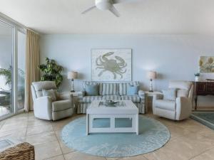 un salon avec un canapé, des chaises et une table dans l'établissement Caribe The Resort #D714, à Orange Beach