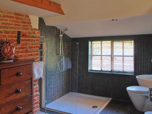 un bagno con doccia, wc e lavandino di Burnt House Cottage a Barking