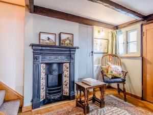 ディムチャーチにあるSunny House By The Seaのリビングルーム(暖炉、椅子付)
