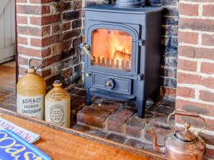 ディムチャーチにあるSunny House By The Seaの煉瓦の暖炉に座る青いストーブ