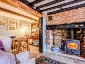ディムチャーチにあるSunny House By The Seaのリビングルーム(レンガ造りの暖炉、テーブル付) +17枚の写真