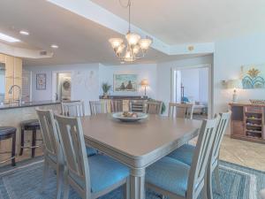 une salle à manger et une cuisine avec une table et des chaises dans l'établissement Caribe The Resort #D714, à Orange Beach