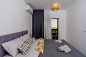 una camera da letto con un letto con due cuscini sopra di Alpha Mare a Bar