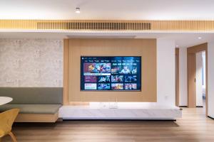 Μια τηλεόραση ή/και κέντρο ψυχαγωγίας στο ZHome-Modern 3 bedrooms apartment - near NanJing Road