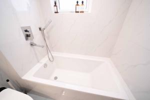 Ένα μπάνιο στο ZHome-Modern 3 bedrooms apartment - near NanJing Road