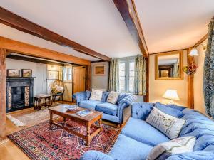 ディムチャーチにあるSunny House By The Seaの青いソファとテーブルのあるリビングルーム