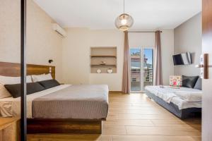 pokój hotelowy z dwoma łóżkami i telewizorem w obiekcie Aethon Airport Project-FREE SHUTTLE by GK Properties w mieście Markopoulo Mesogaias